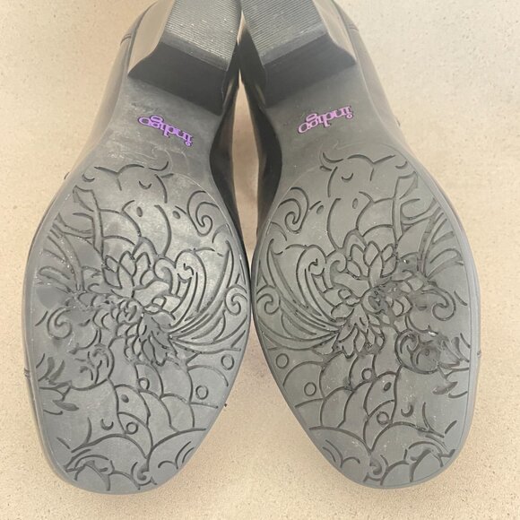 Elegant Black T-Strap Heels - Picture 11 of 12